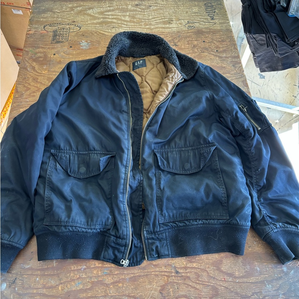 men’s GAP navy blue bomber jacket quilt lining. size XL fits like men’s L